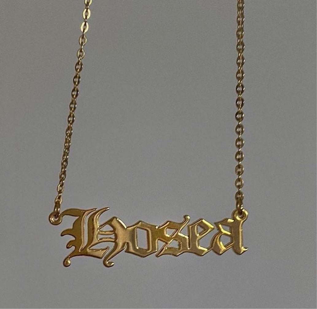 Old English Nameplate Necklace – AMORÉ THE LABEL